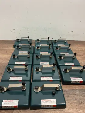 84210 Central Scientific Lot Of Switches