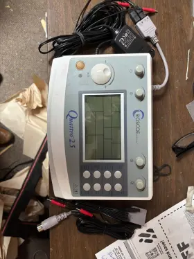 Q140400030 Roscoe Medical Quattro 2.5 Professional Electrotherapy Device Dq8450