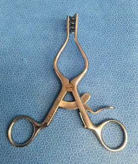 Su3110 V. Mueller Weitlaner Retractor