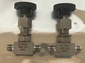Ss-2rs4 Whitey Stainless Steel Manual Valve 1/4 Inch Compression Lot Of 2