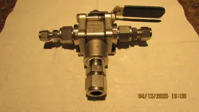 Ss-63xts8-f8 Whitey Ball Valve Used With Extra 1/2 Inch Fittings And New Furrels